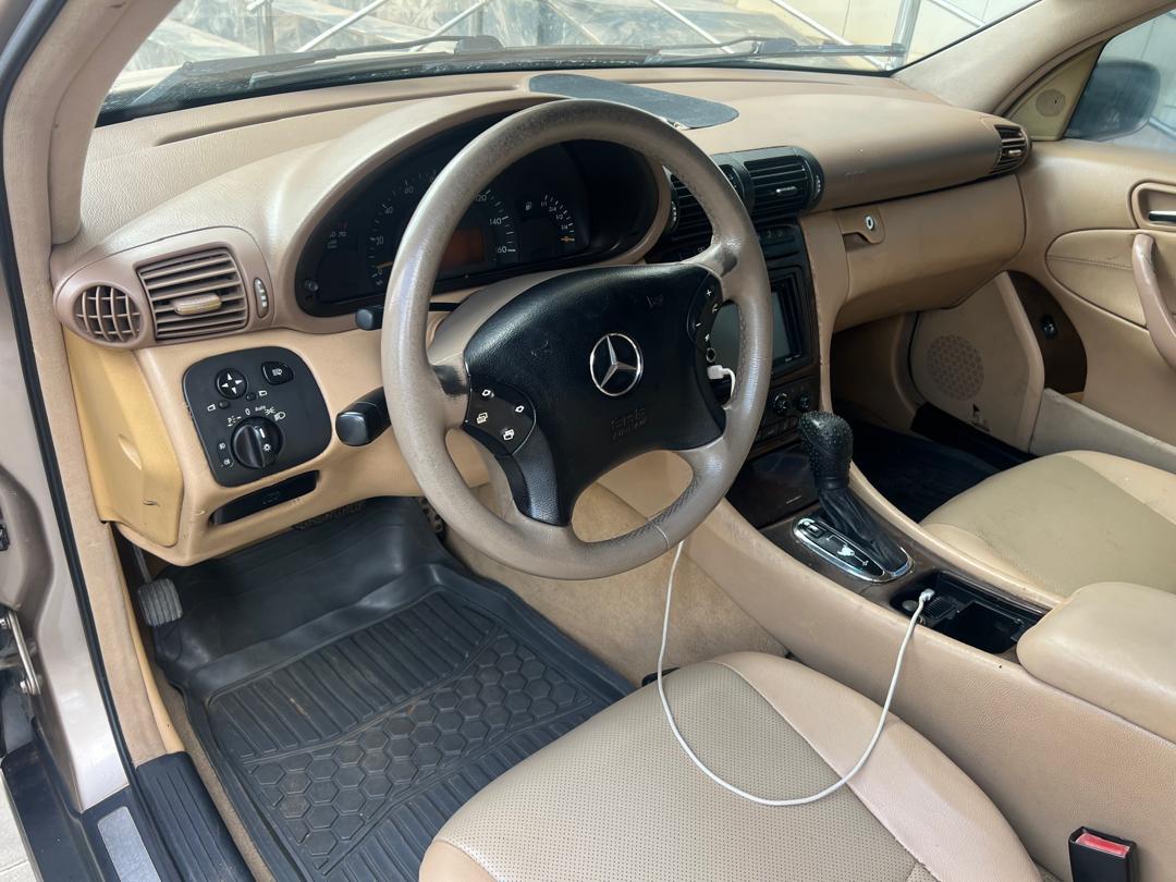 
								Mercedes Benz C240 2005 full									