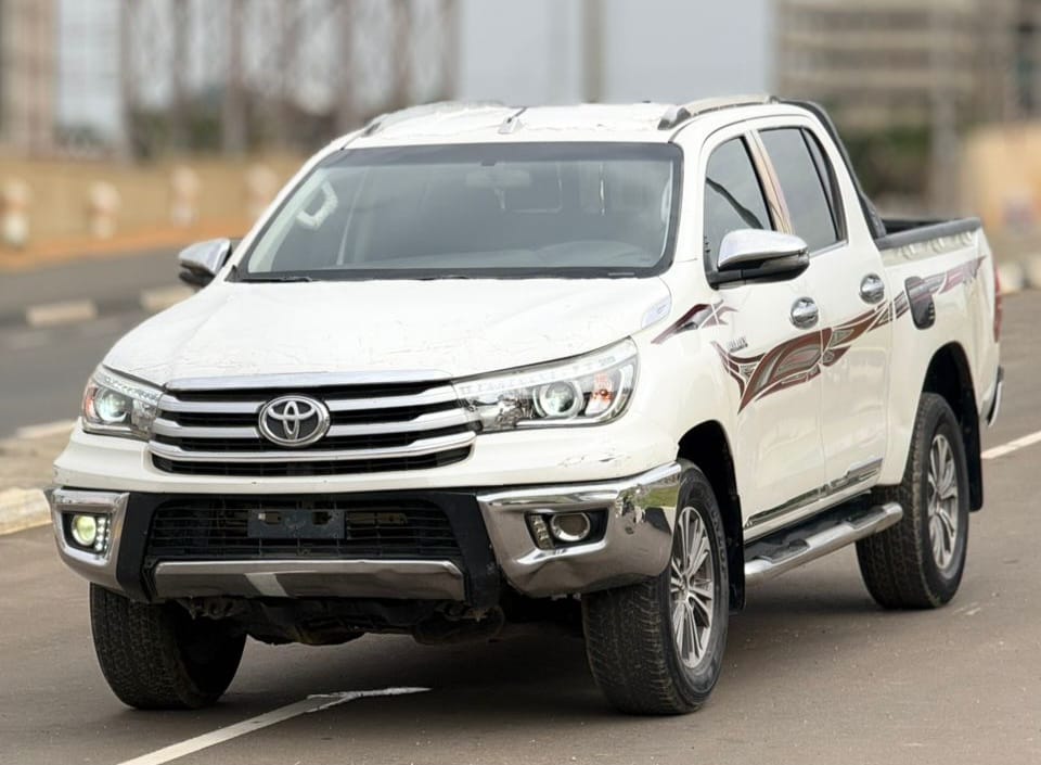 
								NEATLY USED 2019 BOUGHT BRAND NEW TOYOTA HILUX AUTOMATIC TRANSMISSION NO DUTY GOING FOR 42M ABUJA DEAL full									