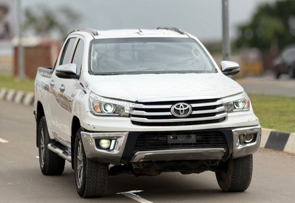 
								NEATLY USED 2019 BOUGHT BRAND NEW TOYOTA HILUX AUTOMATIC TRANSMISSION NO DUTY GOING FOR 42M ABUJA DEAL full									