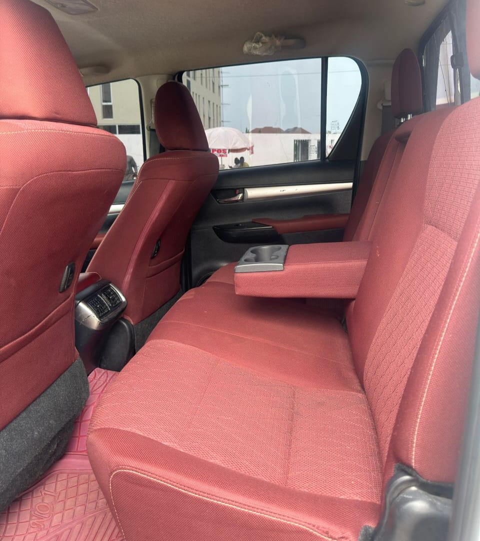 
								NEATLY USED 2019 BOUGHT BRAND NEW TOYOTA HILUX AUTOMATIC TRANSMISSION NO DUTY GOING FOR 42M ABUJA DEAL full									