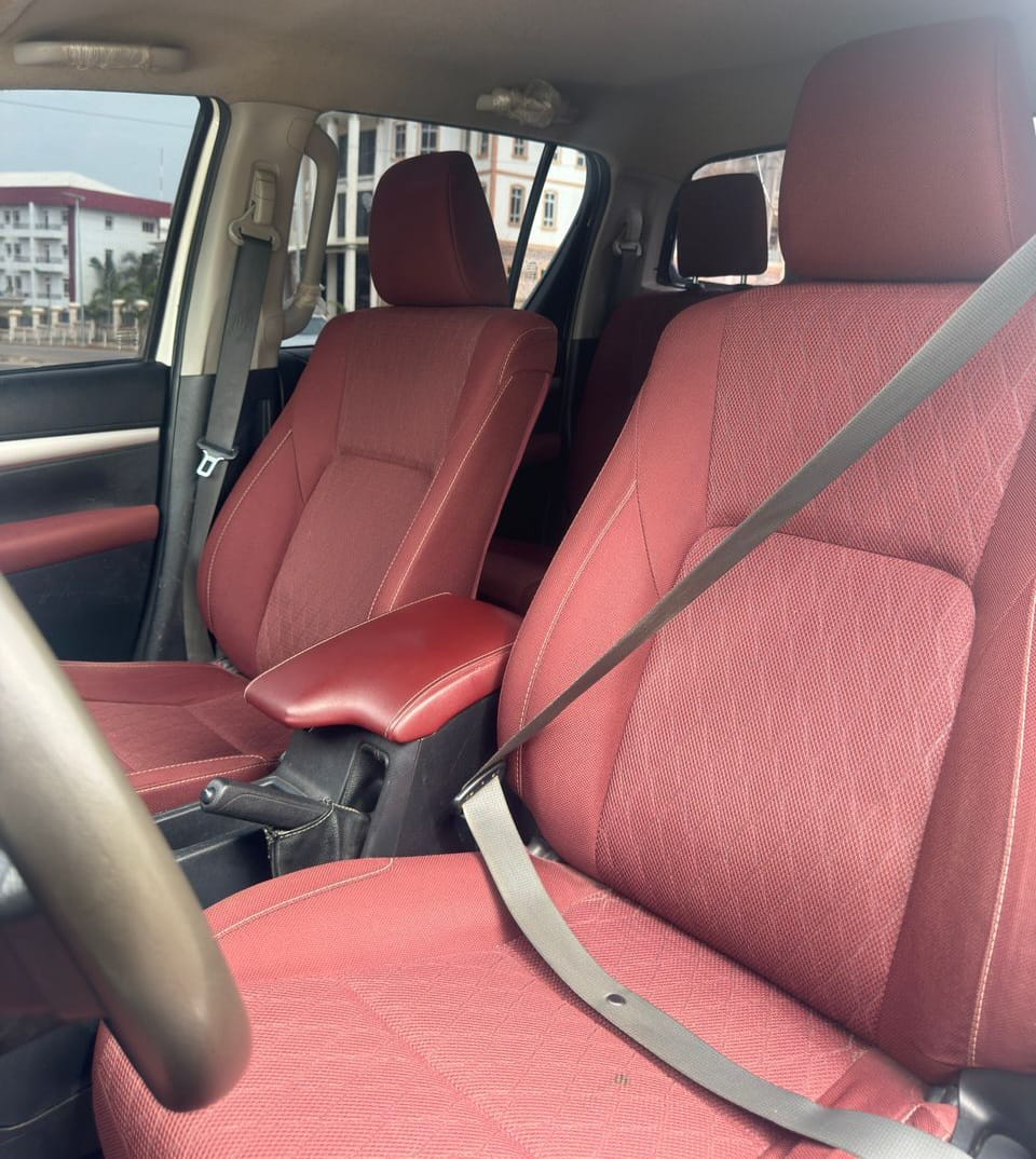 
								NEATLY USED 2019 BOUGHT BRAND NEW TOYOTA HILUX AUTOMATIC TRANSMISSION NO DUTY GOING FOR 42M ABUJA DEAL full									