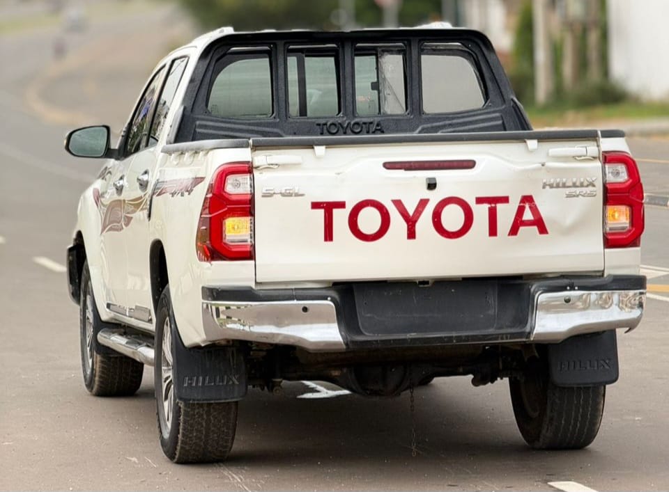 
								NEATLY USED 2019 BOUGHT BRAND NEW TOYOTA HILUX AUTOMATIC TRANSMISSION NO DUTY GOING FOR 42M ABUJA DEAL full									
