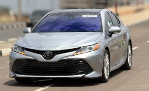 FOREIGN USED 2018 TOYOTA CAMRY XLE V4 IN  PRISTINE CONDITION WITH ORIGINAL CUSTOM DUTY FULLY PAID GOING FOR 32M ABUJA DEAL
