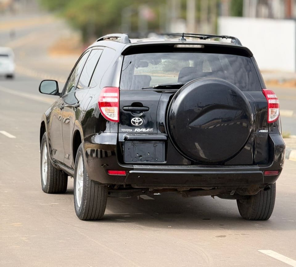 
								FOREIGN USED 2010 TOYO TA RAV4 V4 NOTHING TO FIX WITH ORIGINAL CUSTOM DUTY FULLY PAID GOING FOR 13M ABUJA DEAL full									
