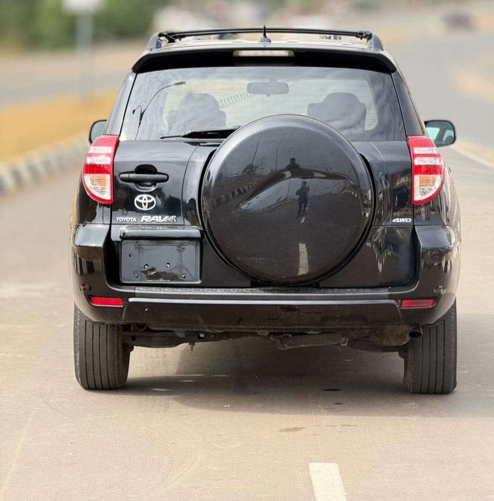 
								FOREIGN USED 2010 TOYO TA RAV4 V4 NOTHING TO FIX WITH ORIGINAL CUSTOM DUTY FULLY PAID GOING FOR 13M ABUJA DEAL full									