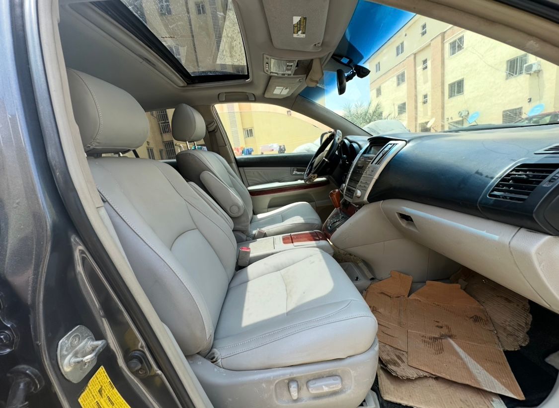 
								Distress 2007 RX330, Untempered Engine and Gear, AC chilling buy and drive 6million only full									