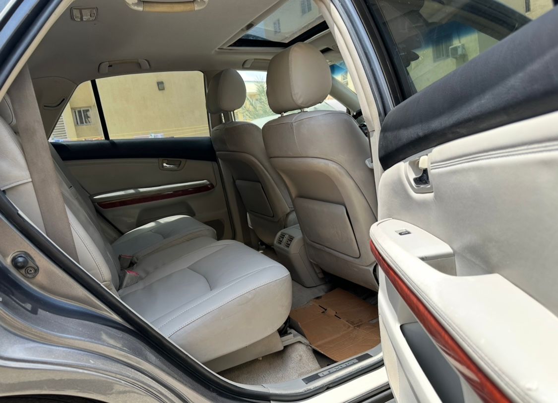 
								Distress 2007 RX330, Untempered Engine and Gear, AC chilling buy and drive 6million only full									
