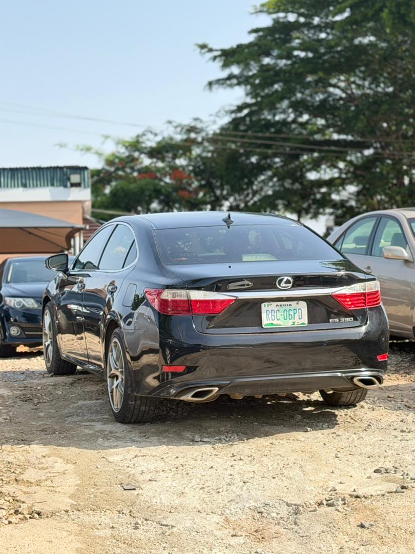 
								Few months driven 2013 ES350 still smells belgium  Price:17m  Gwarimpa Abuja full									