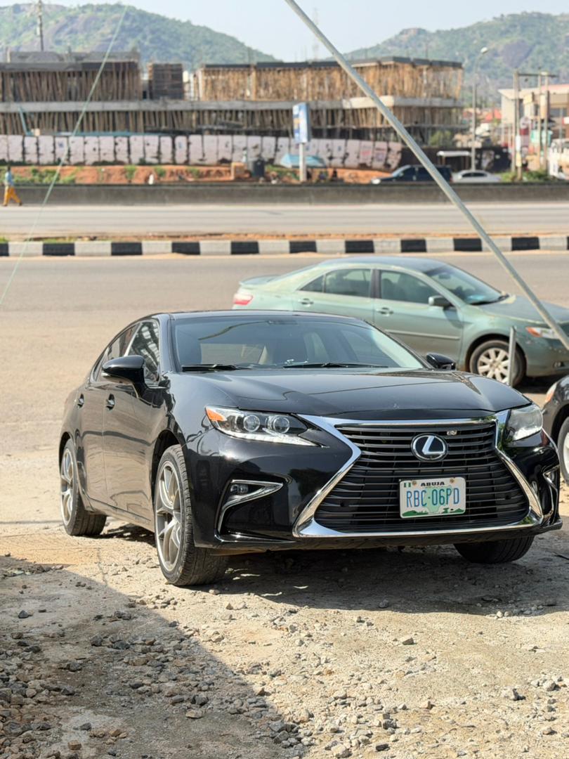 
								Few months driven 2013 ES350 still smells belgium  Price:17m  Gwarimpa Abuja full									