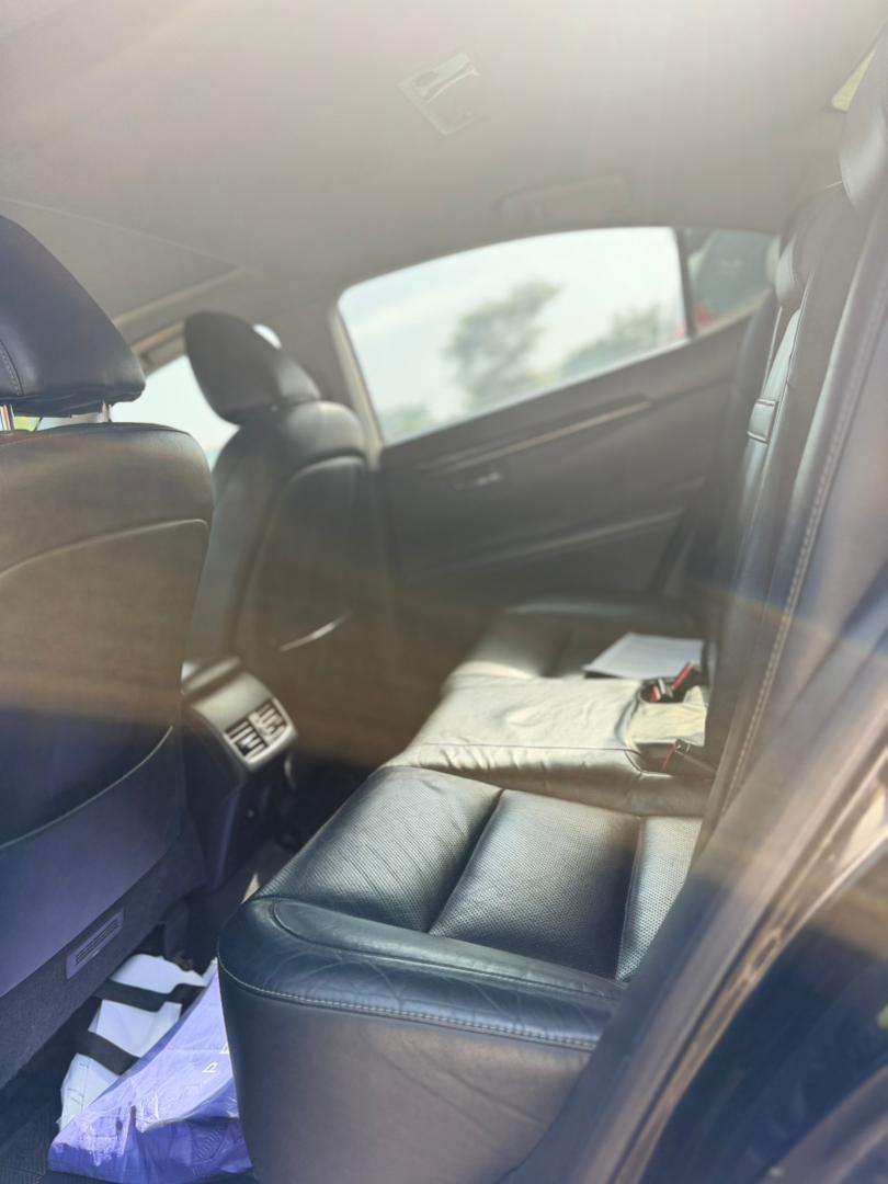 
								Few months driven 2013 ES350 still smells belgium  Price:17m  Gwarimpa Abuja full									