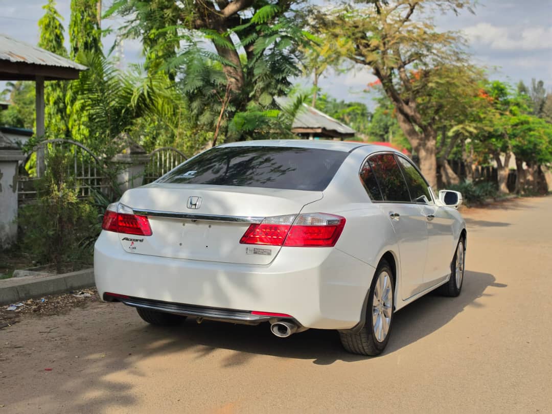 
								New in: Extremely clean First body foreign used 2014 Honda accord EXL double screen with sweet black interior, Keyless Sunroof going for just 14m 200k sambo full									