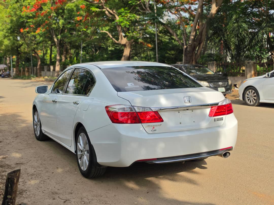 
								New in: Extremely clean First body foreign used 2014 Honda accord EXL double screen with sweet black interior, Keyless Sunroof going for just 14m 200k sambo full									