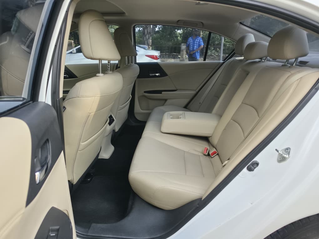 
								New in: Extremely clean First body foreign used 2014 Honda accord EXL double screen with sweet black interior, Keyless Sunroof going for just 14m 200k sambo full									