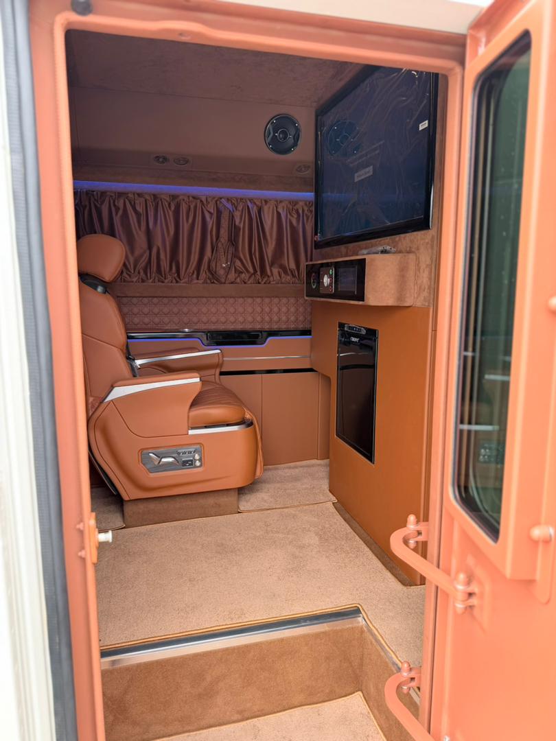 
								Last white standing!  2025/2026 coaster bus bulletproof VIP full level 6 ballistic protection and run flat ballistic inside the tyres. Diesel engine.  📍Price 700m   Now 550m Abuja deal full									