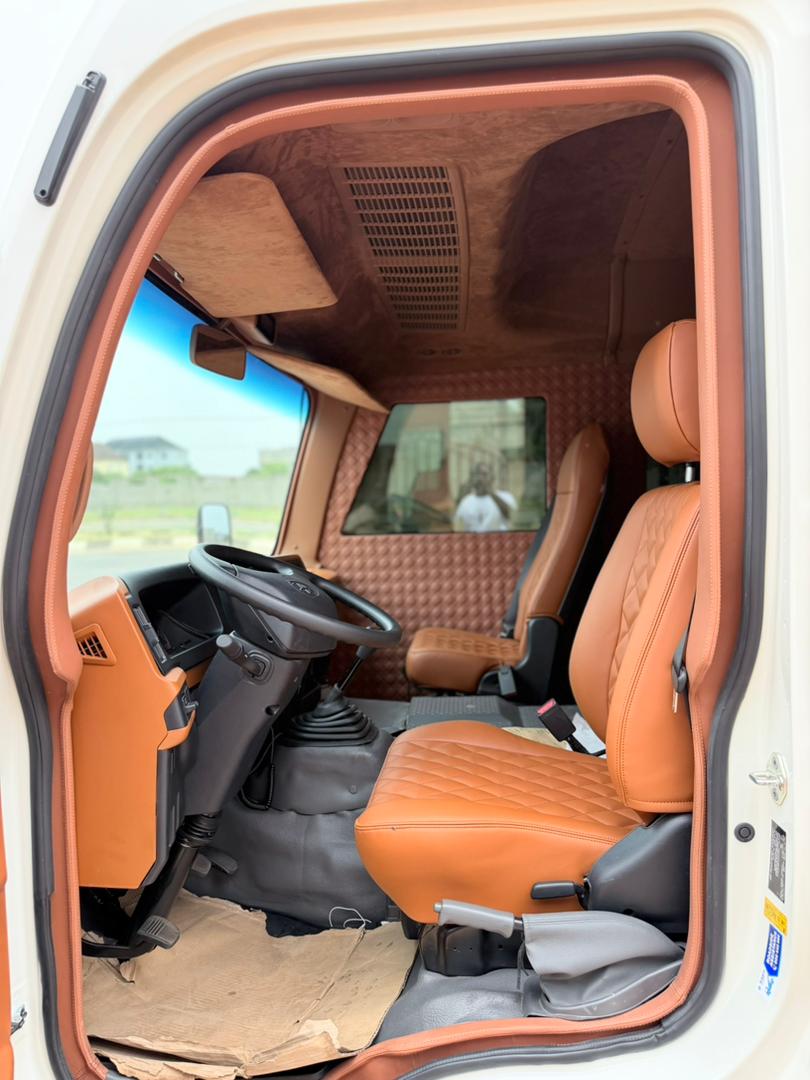 
								Last white standing!  2025/2026 coaster bus bulletproof VIP full level 6 ballistic protection and run flat ballistic inside the tyres. Diesel engine.  📍Price 700m   Now 550m Abuja deal full									