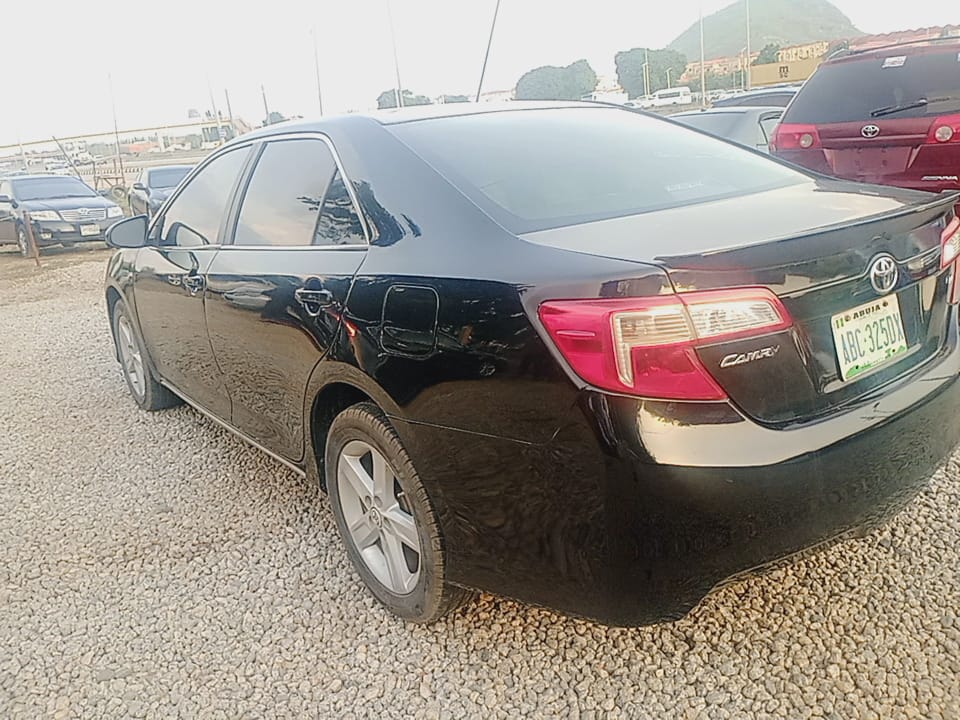 
								Super sharp 2013 Toyota Camry, untampered engine and gear, AC chilling, just 9.8m, location Abuja full									