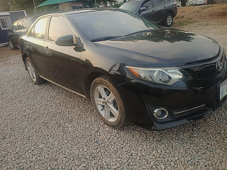 
								Super sharp 2013 Toyota Camry, untampered engine and gear, AC chilling, just 9.8m, location Abuja full									