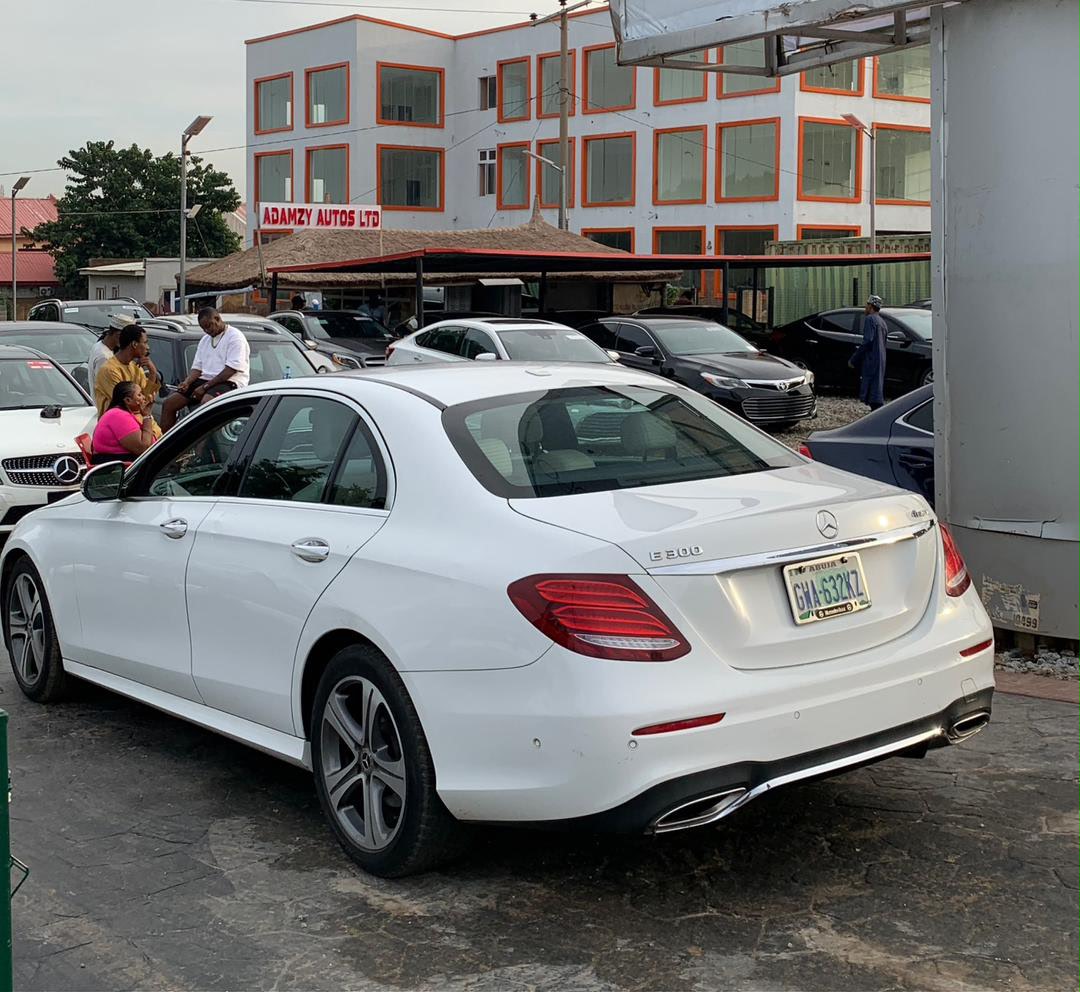 
								Extremely sharp 2017 Mercedes E300// sunroof and keyless entry, Slightly used! Low mileage! Going for 20.5M full									