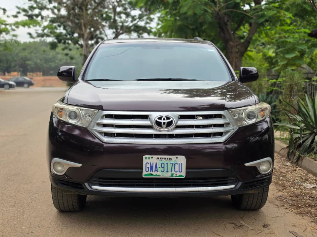 
								Neatly used Toks standard. 2013 Toyota Highlander SE key entry with original duty. Engine nd gear is untampared going for just 13m abujadeal full									