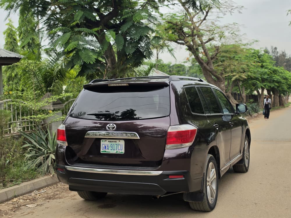 
								Neatly used Toks standard. 2013 Toyota Highlander SE key entry with original duty. Engine nd gear is untampared going for just 13m abujadeal full									