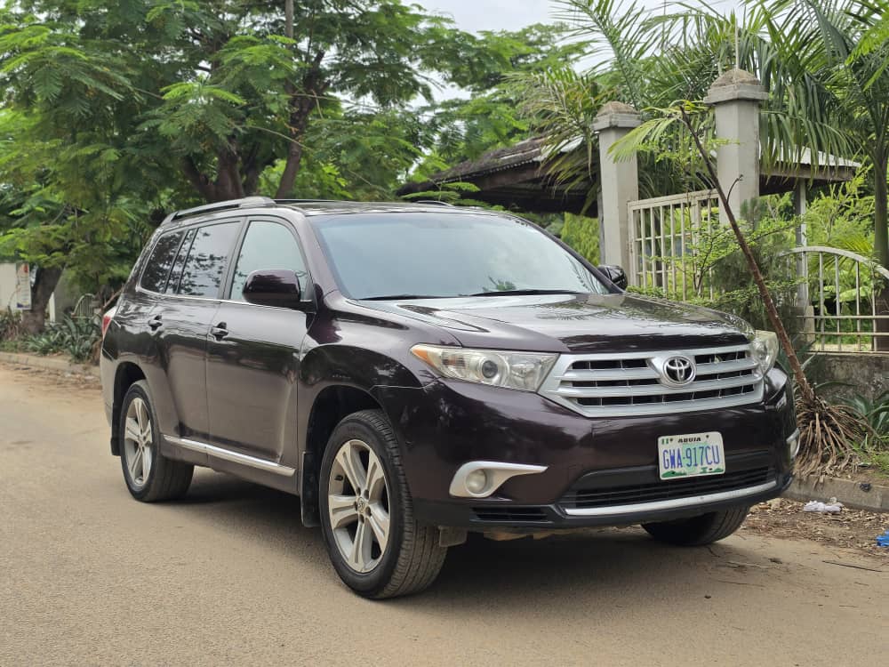 
								Neatly used Toks standard. 2013 Toyota Highlander SE key entry with original duty. Engine nd gear is untampared going for just 13m abujadeal full									