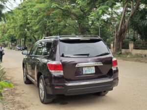 Neatly used Toks standard. 2013 Toyota Highlander SE key entry with original duty. Engine nd gear is untampared going for just 13m abujadeal