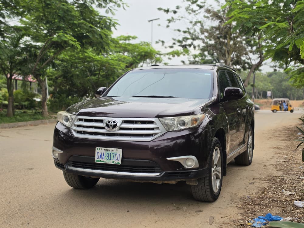 
								Neatly used Toks standard. 2013 Toyota Highlander SE key entry with original duty. Engine nd gear is untampared going for just 13m abujadeal full									