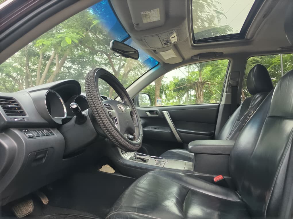 
								Neatly used Toks standard. 2013 Toyota Highlander SE key entry with original duty. Engine nd gear is untampared going for just 13m abujadeal full									