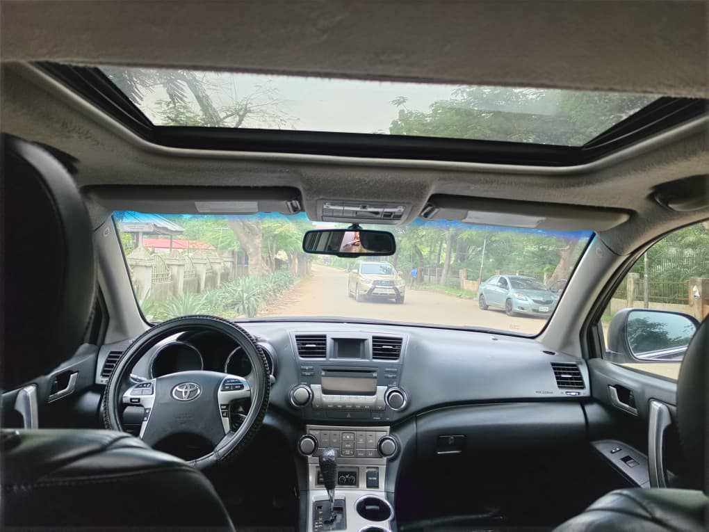 
								Neatly used Toks standard. 2013 Toyota Highlander SE key entry with original duty. Engine nd gear is untampared going for just 13m abujadeal full									