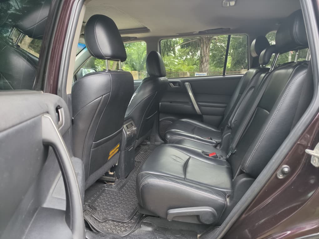 
								Neatly used Toks standard. 2013 Toyota Highlander SE key entry with original duty. Engine nd gear is untampared going for just 13m abujadeal full									