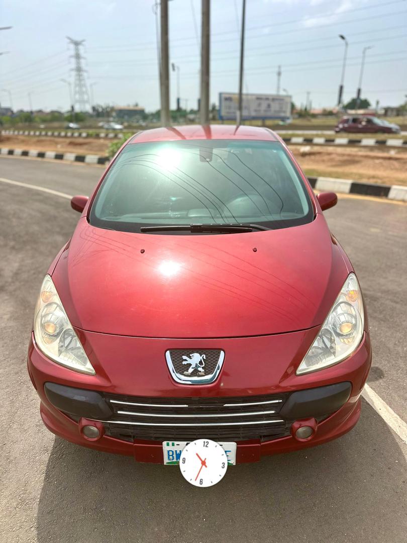 
								Giveaway Deal‼️‼️‼️ (70k Mileage) Carefully Used 2013 Peugeot 307 car is in pristine condition (Nothing To Fix) with Android screen chilling Ac duty✅ going for just 4m with small sambo with me Lugbe Abuja📍 ZERO CHAIN DEAL full									
