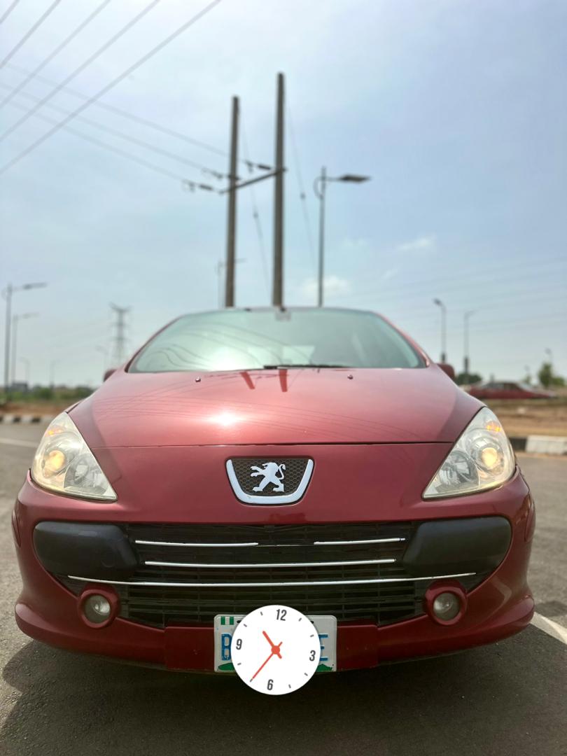 
								Giveaway Deal‼️‼️‼️ (70k Mileage) Carefully Used 2013 Peugeot 307 car is in pristine condition (Nothing To Fix) with Android screen chilling Ac duty✅ going for just 4m with small sambo with me Lugbe Abuja📍 ZERO CHAIN DEAL full									