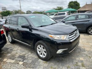 extremely clean Foreign used 2013 Toyota Highlander Limited Edition fullest option.  ➡️ keyless entry push to start  ➡️ 3 seater row ➡️ Leather seat ➡️ power boot  💰 17.5 million naira only 📍 Abuja