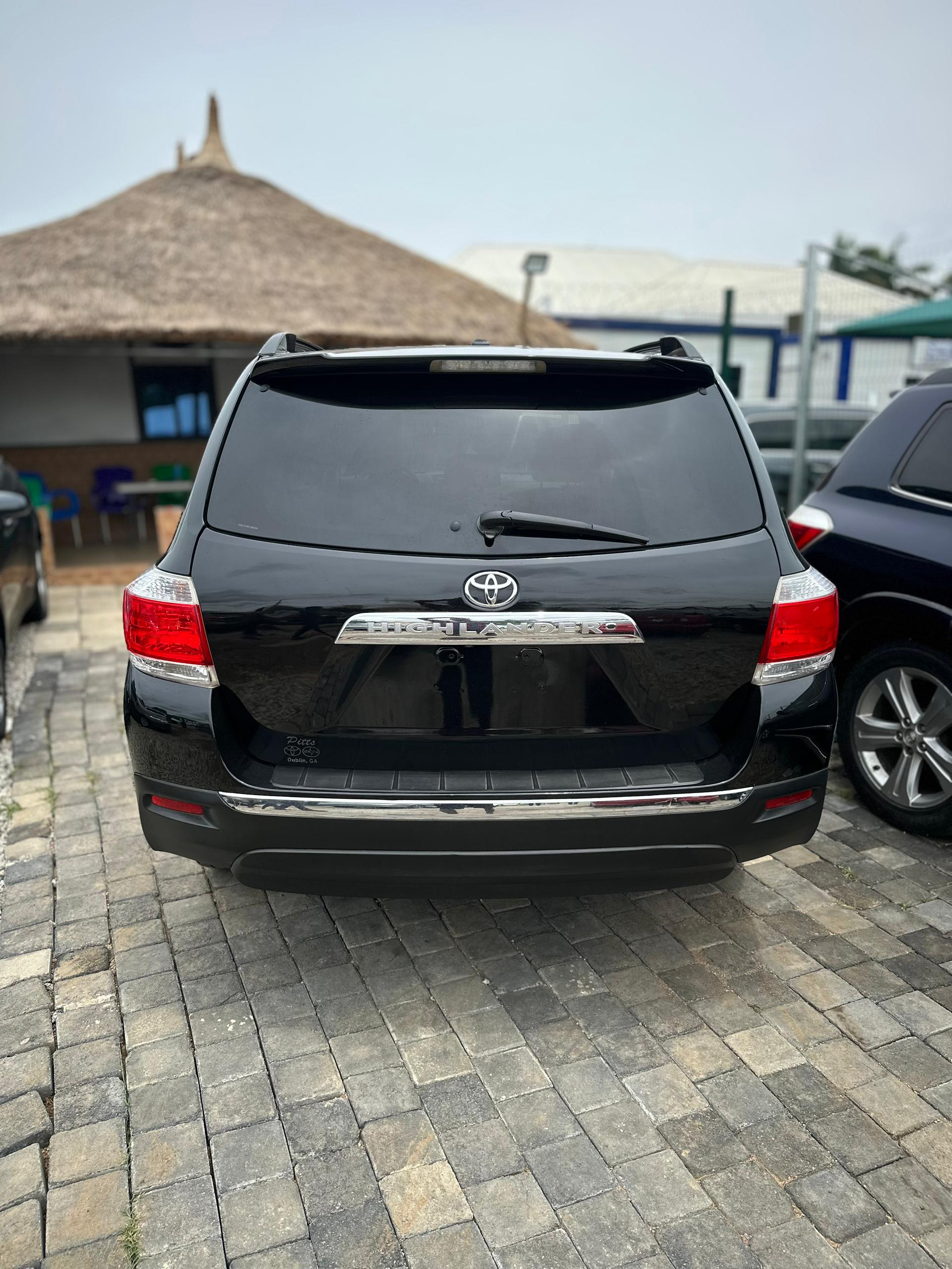 
								extremely clean Foreign used 2013 Toyota Highlander Limited Edition fullest option.  ➡️ keyless entry push to start  ➡️ 3 seater row ➡️ Leather seat ➡️ power boot  💰 17.5 million naira only 📍 Abuja full									