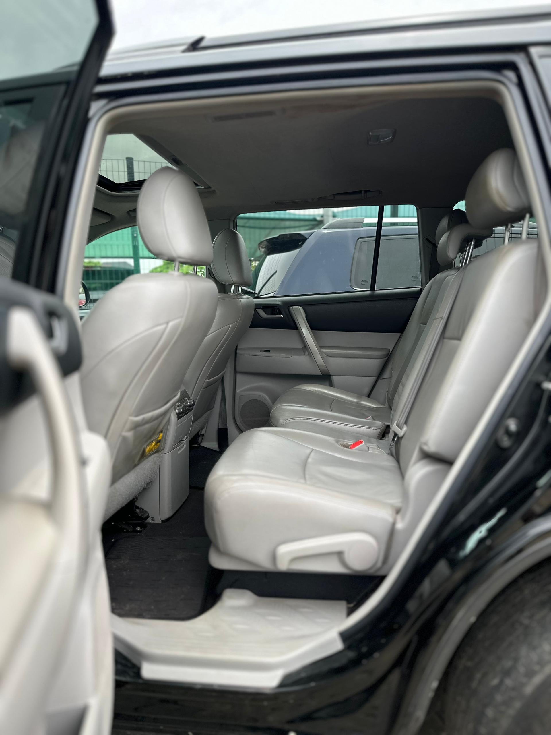 
								extremely clean Foreign used 2013 Toyota Highlander Limited Edition fullest option.  ➡️ keyless entry push to start  ➡️ 3 seater row ➡️ Leather seat ➡️ power boot  💰 17.5 million naira only 📍 Abuja full									