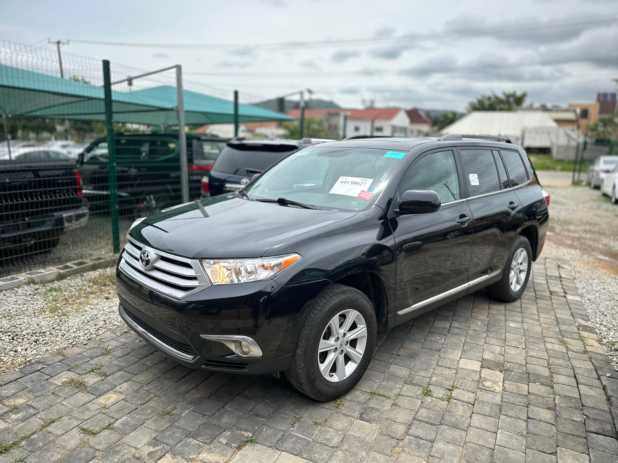 
								extremely clean Foreign used 2013 Toyota Highlander Limited Edition fullest option.  ➡️ keyless entry push to start  ➡️ 3 seater row ➡️ Leather seat ➡️ power boot  💰 17.5 million naira only 📍 Abuja full									