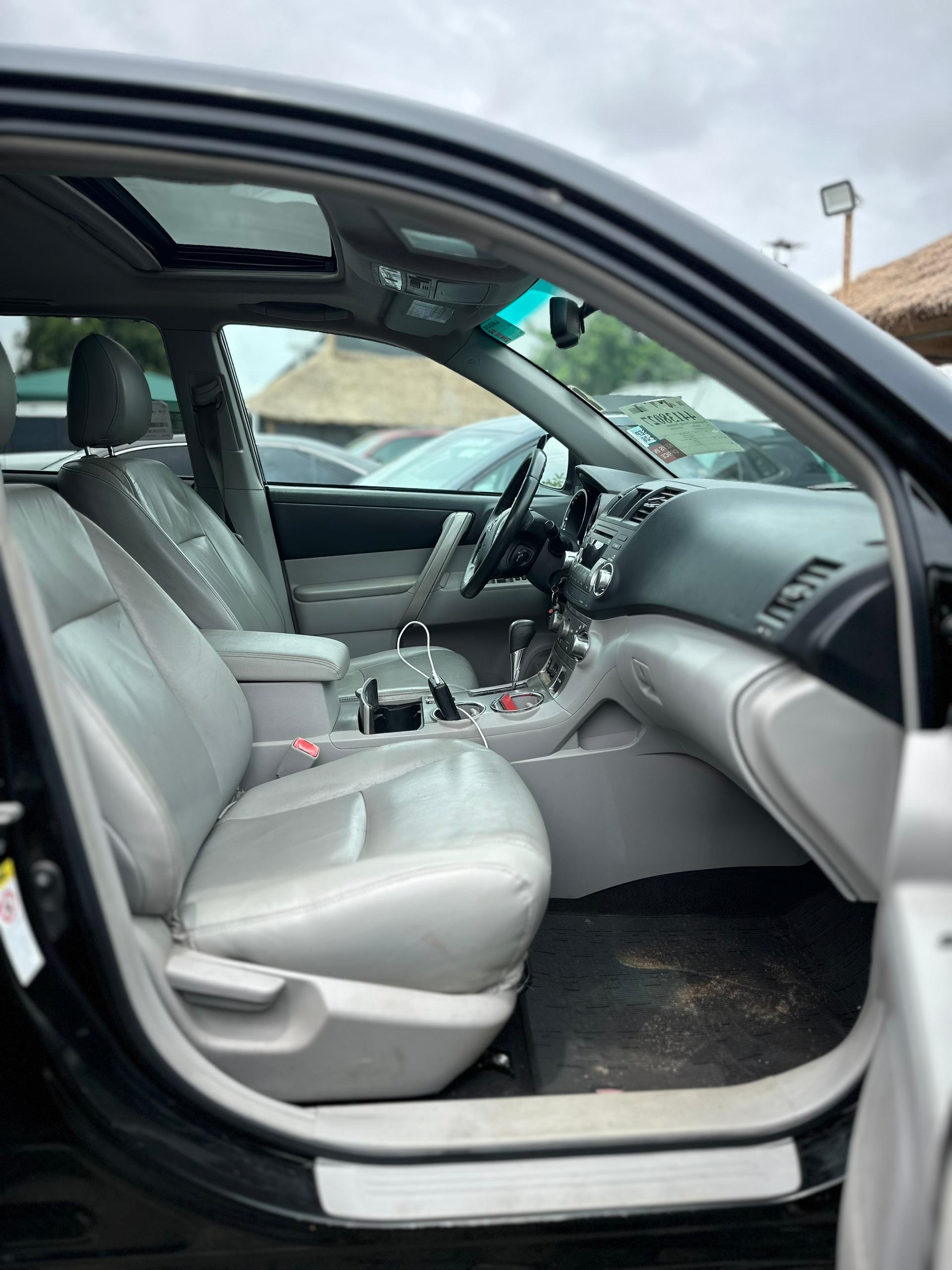 
								extremely clean Foreign used 2013 Toyota Highlander Limited Edition fullest option.  ➡️ keyless entry push to start  ➡️ 3 seater row ➡️ Leather seat ➡️ power boot  💰 17.5 million naira only 📍 Abuja full									
