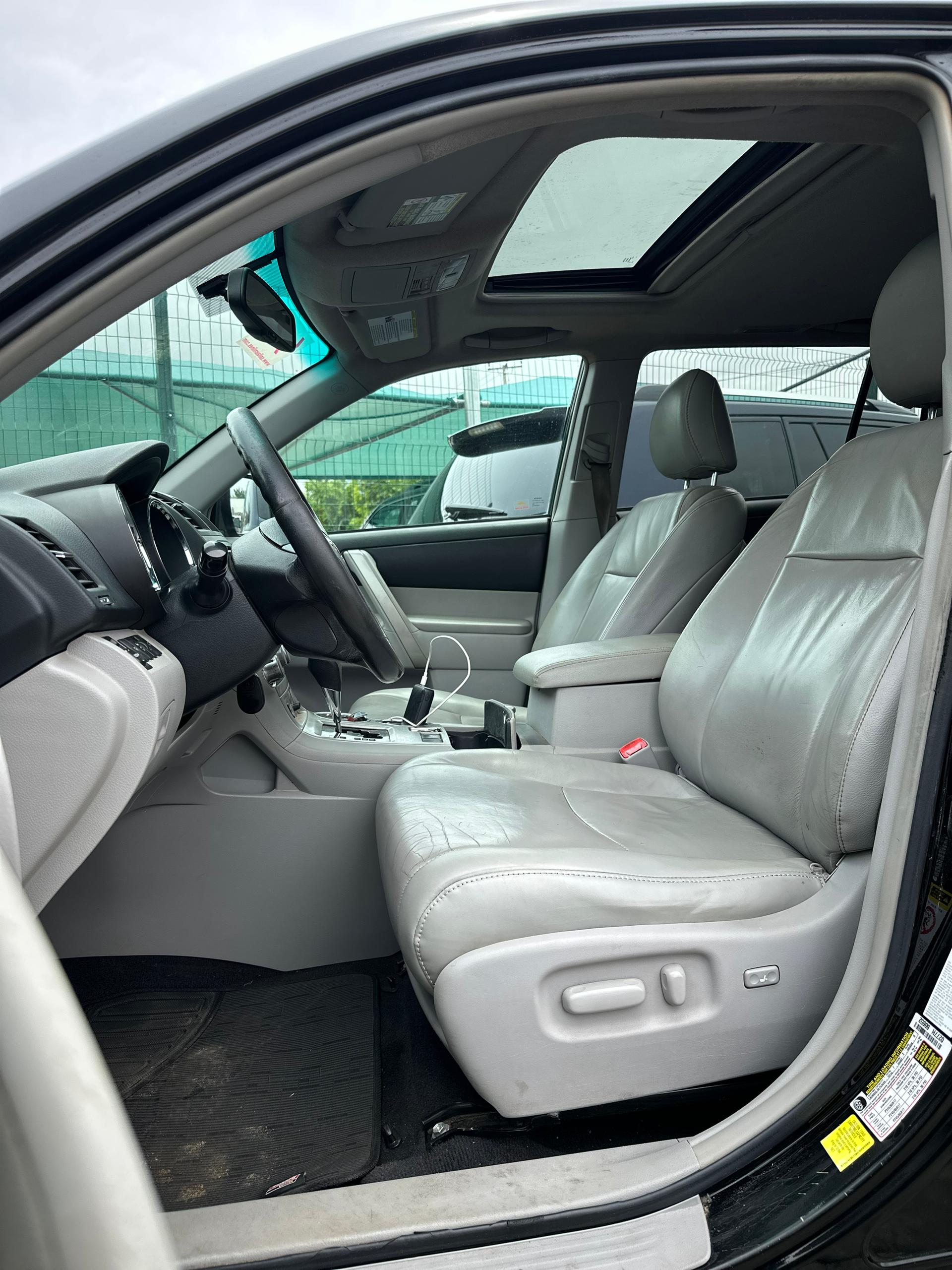 
								extremely clean Foreign used 2013 Toyota Highlander Limited Edition fullest option.  ➡️ keyless entry push to start  ➡️ 3 seater row ➡️ Leather seat ➡️ power boot  💰 17.5 million naira only 📍 Abuja full									