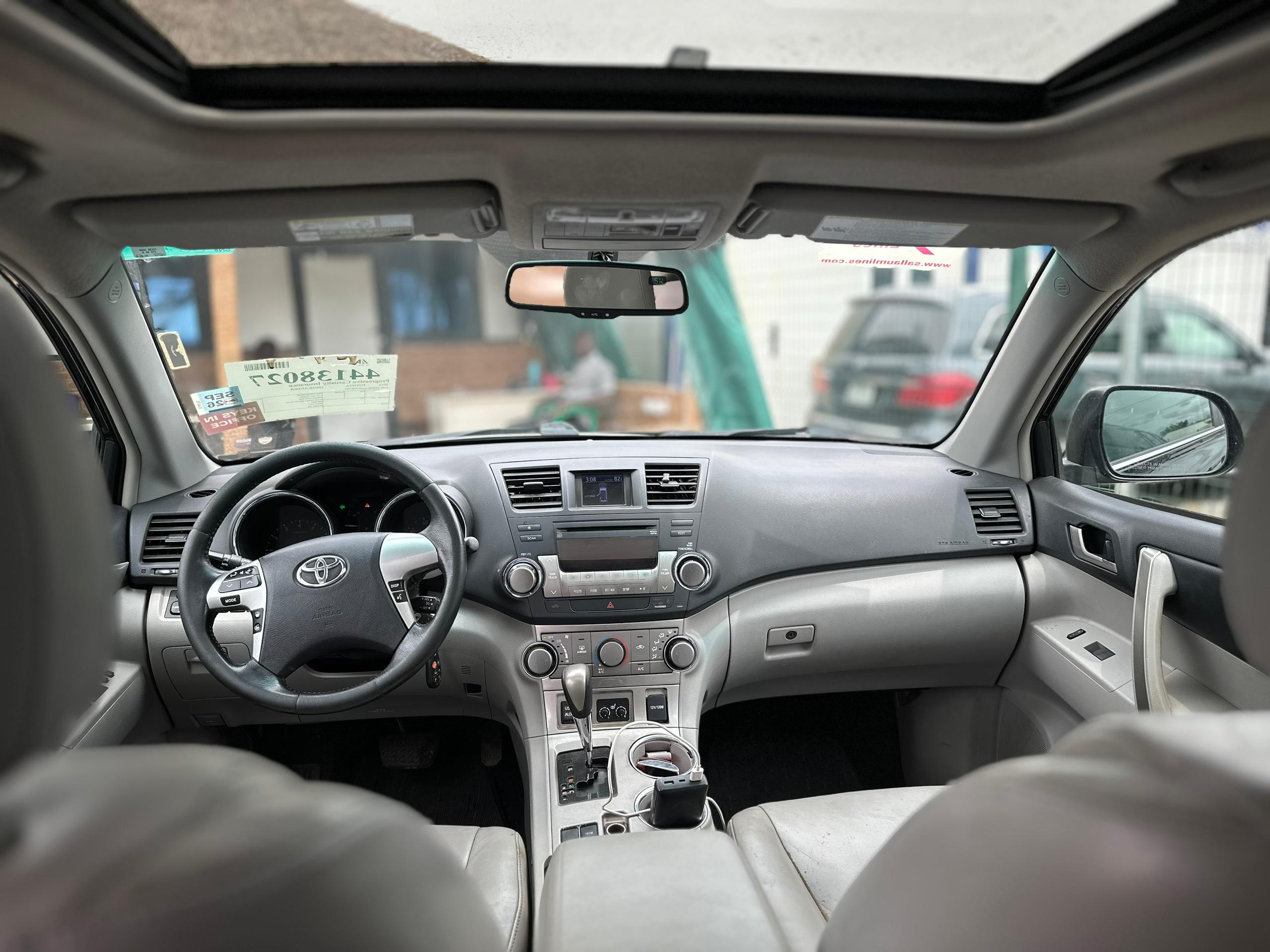 
								extremely clean Foreign used 2013 Toyota Highlander Limited Edition fullest option.  ➡️ keyless entry push to start  ➡️ 3 seater row ➡️ Leather seat ➡️ power boot  💰 17.5 million naira only 📍 Abuja full									