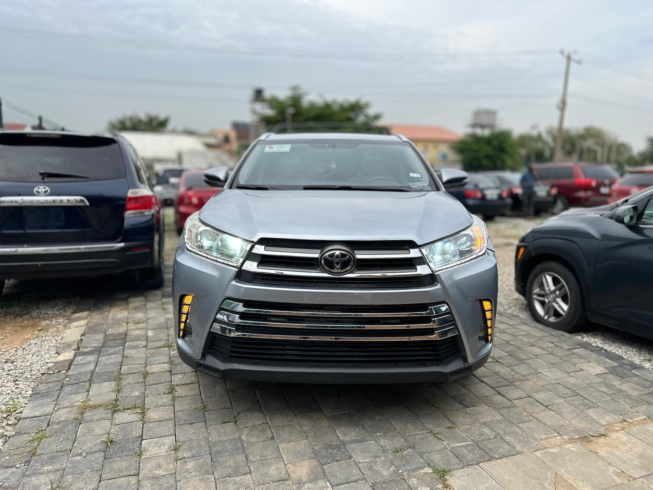
								SUPER CLEAN TOYOTA HIGHLANDER XLE. 2016 MODEL WITH ORIGINAL CUSTOM DUTY   FULL OPTION. UNTAMPERED ENGINE AND GEAR THUMBS START. POWER BOOT. NO CHECK ENGINE LIGHT. A.C 💯  💰36M 📍ABUJA full									