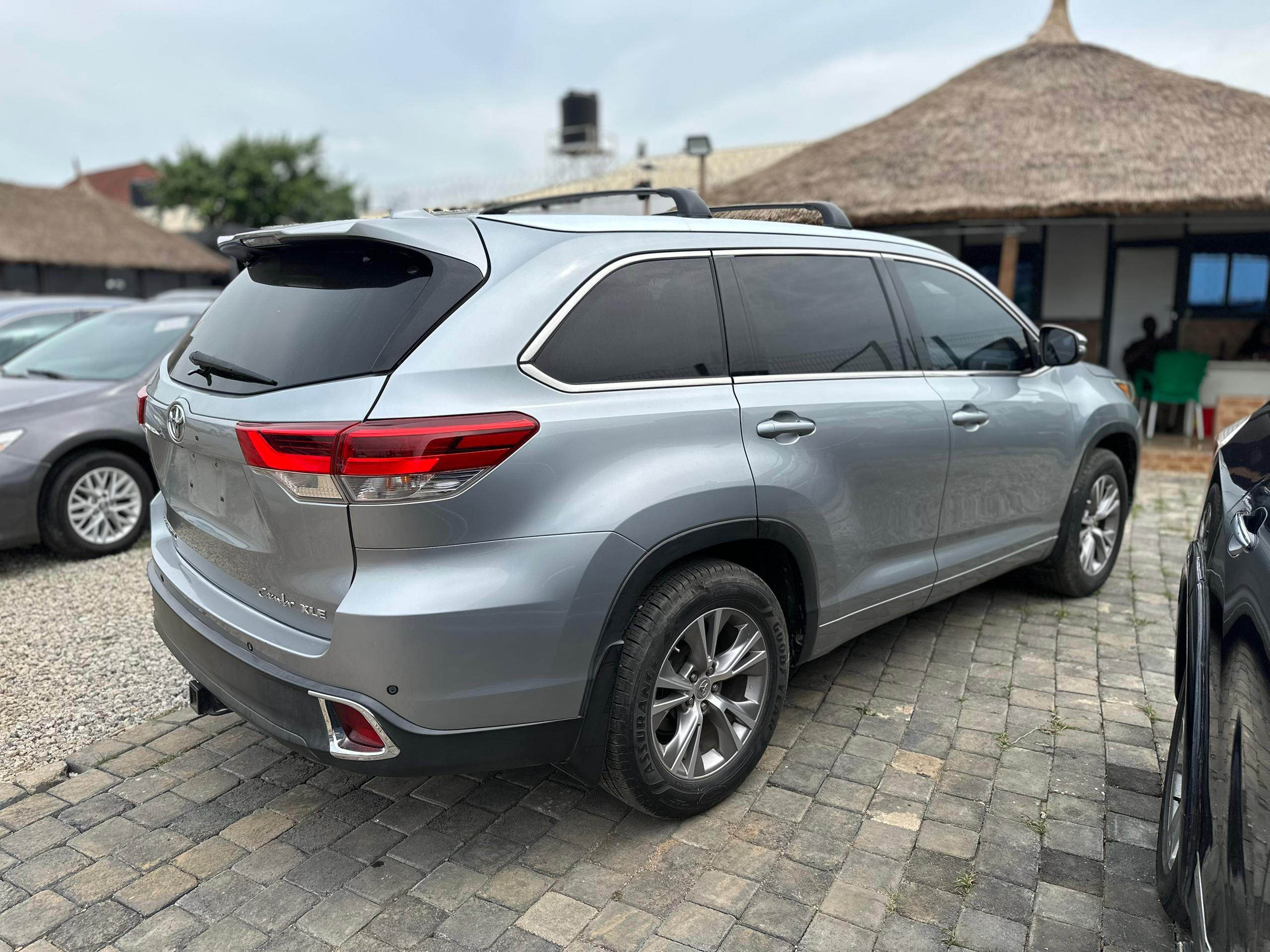 
								SUPER CLEAN TOYOTA HIGHLANDER XLE. 2016 MODEL WITH ORIGINAL CUSTOM DUTY   FULL OPTION. UNTAMPERED ENGINE AND GEAR THUMBS START. POWER BOOT. NO CHECK ENGINE LIGHT. A.C 💯  💰36M 📍ABUJA full									