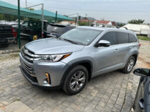 SUPER CLEAN TOYOTA HIGHLANDER XLE. 2016 MODEL WITH ORIGINAL CUSTOM DUTY   FULL OPTION. UNTAMPERED ENGINE AND GEAR THUMBS START. POWER BOOT. NO CHECK ENGINE LIGHT. A.C 💯  💰36M 📍ABUJA