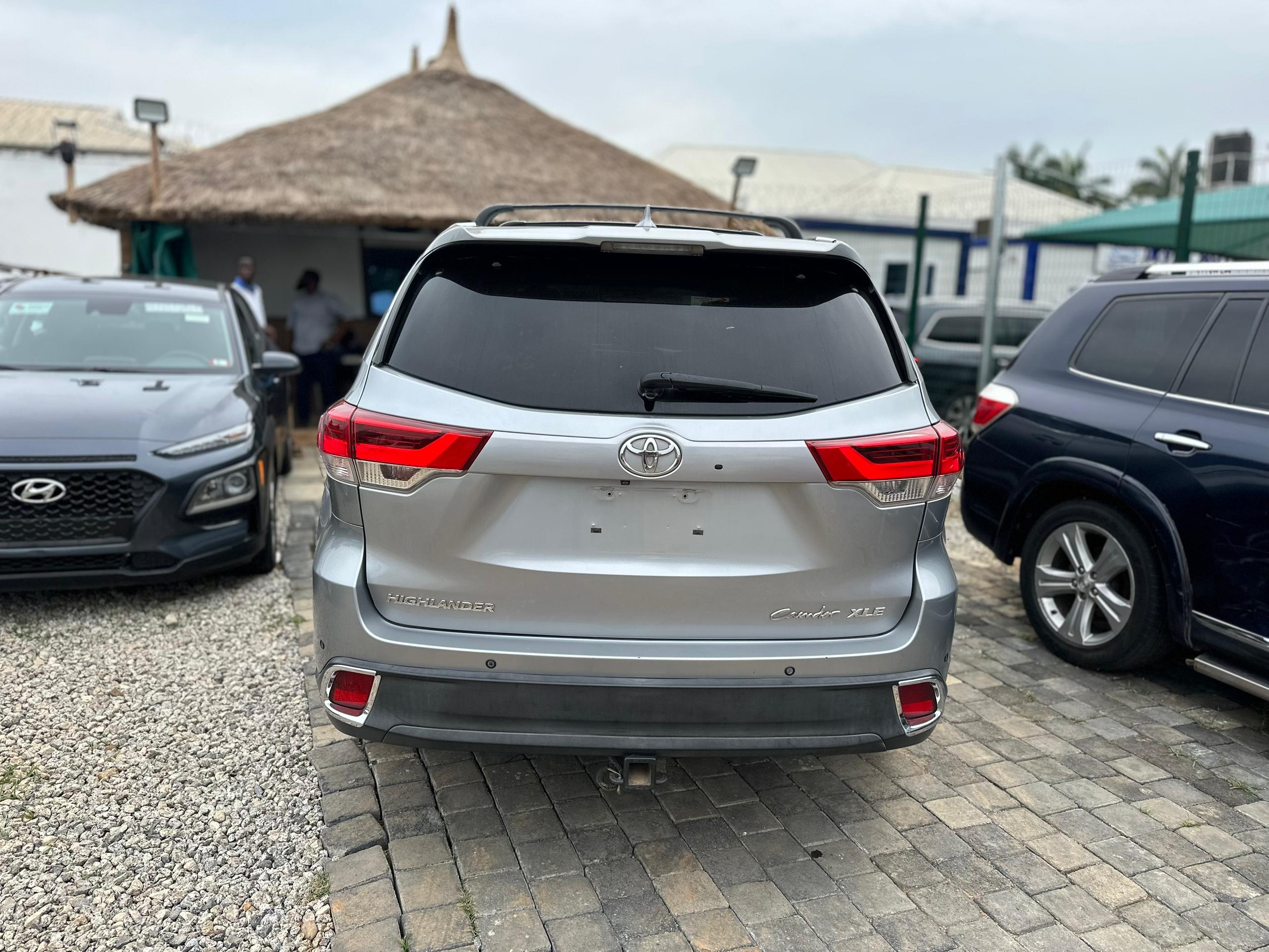 
								SUPER CLEAN TOYOTA HIGHLANDER XLE. 2016 MODEL WITH ORIGINAL CUSTOM DUTY   FULL OPTION. UNTAMPERED ENGINE AND GEAR THUMBS START. POWER BOOT. NO CHECK ENGINE LIGHT. A.C 💯  💰36M 📍ABUJA full									