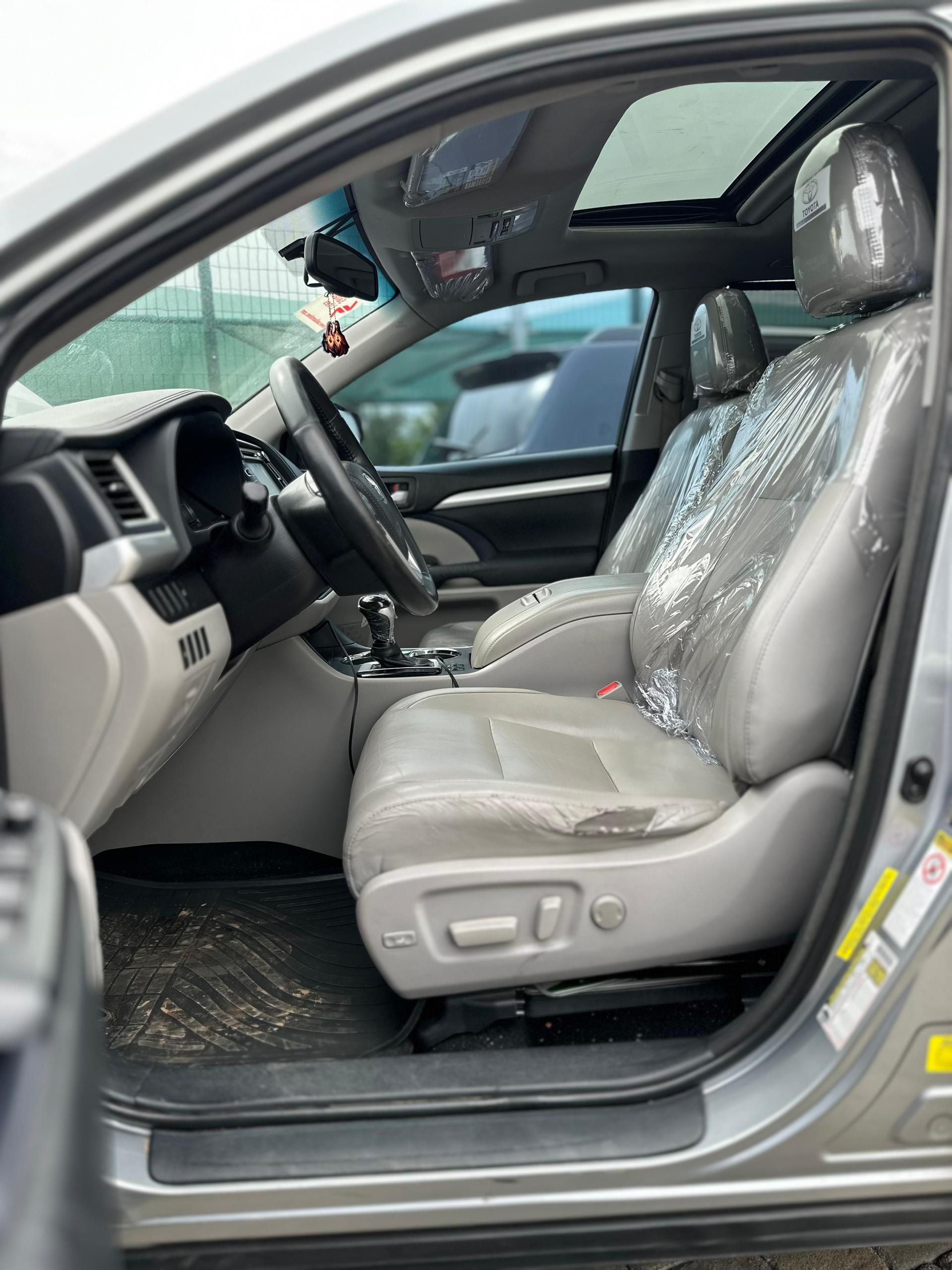 
								SUPER CLEAN TOYOTA HIGHLANDER XLE. 2016 MODEL WITH ORIGINAL CUSTOM DUTY   FULL OPTION. UNTAMPERED ENGINE AND GEAR THUMBS START. POWER BOOT. NO CHECK ENGINE LIGHT. A.C 💯  💰36M 📍ABUJA full									