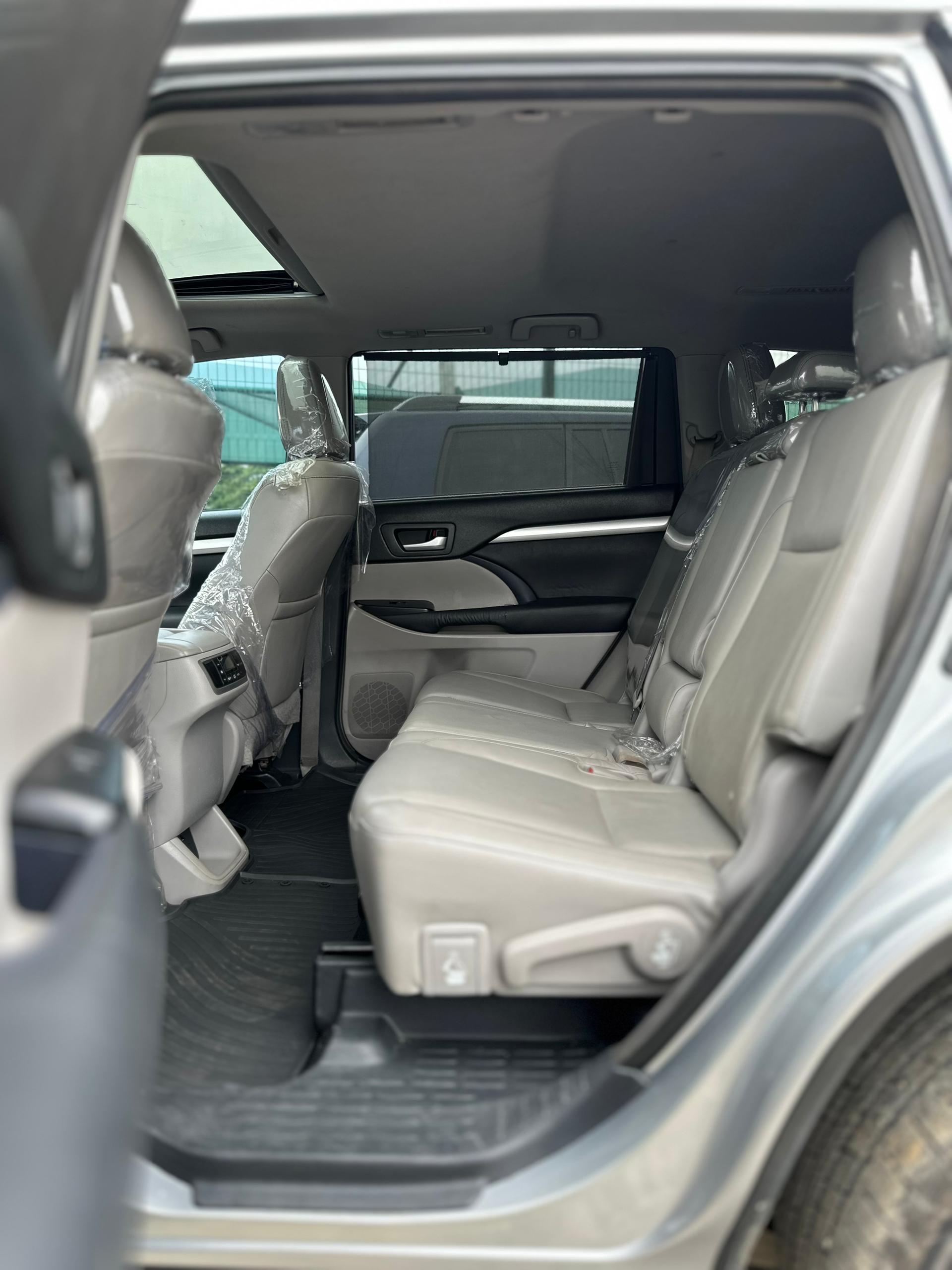 
								SUPER CLEAN TOYOTA HIGHLANDER XLE. 2016 MODEL WITH ORIGINAL CUSTOM DUTY   FULL OPTION. UNTAMPERED ENGINE AND GEAR THUMBS START. POWER BOOT. NO CHECK ENGINE LIGHT. A.C 💯  💰36M 📍ABUJA full									