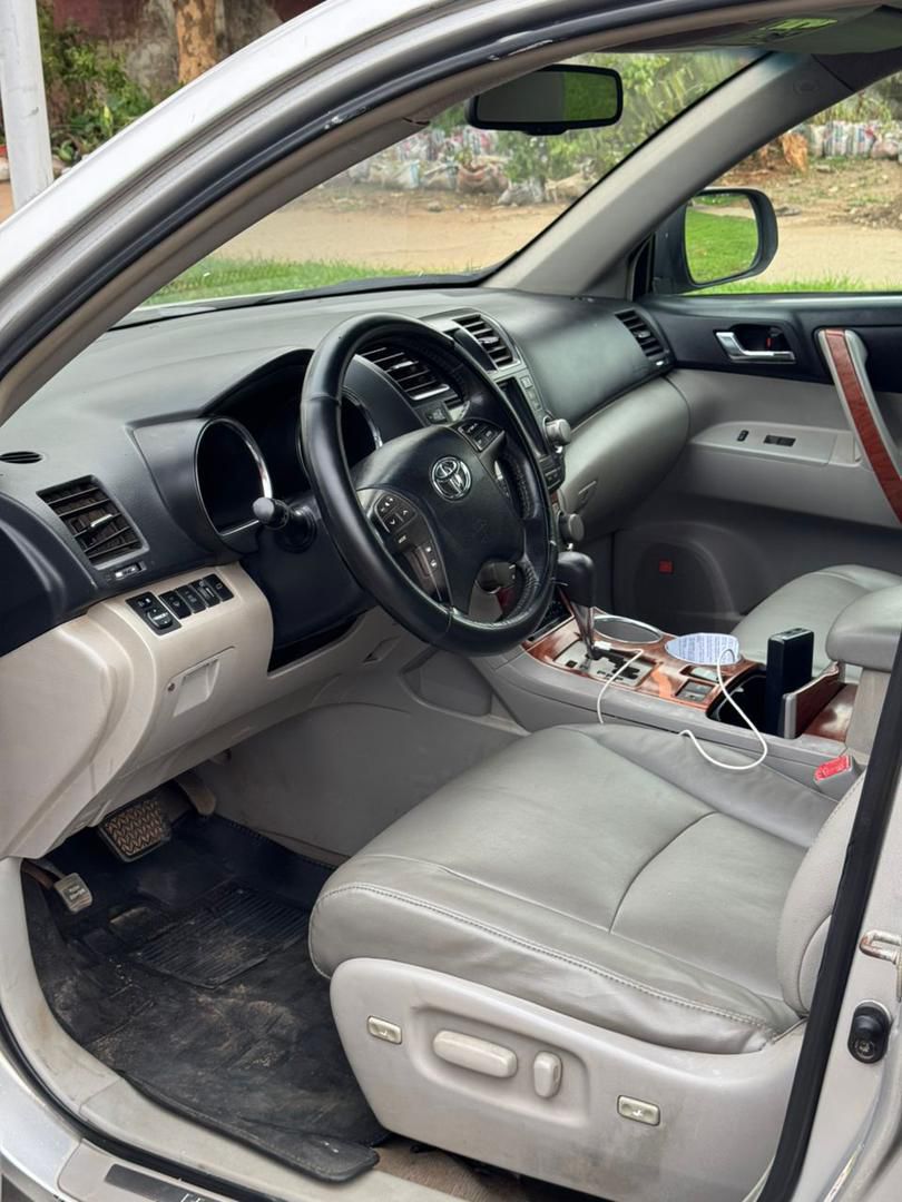 
								Quick Sale 2011 TOYOTA HIGHLANDER LIMITED EDITION KEYLESS  SUN ROOF NOTHING TO FIX 🏷️₦9,800,000 Net 📍Garki AbUja full									