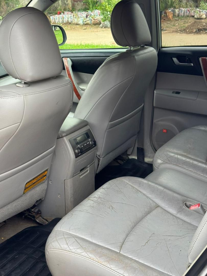 
								Quick Sale 2011 TOYOTA HIGHLANDER LIMITED EDITION KEYLESS  SUN ROOF NOTHING TO FIX 🏷️₦9,800,000 Net 📍Garki AbUja full									