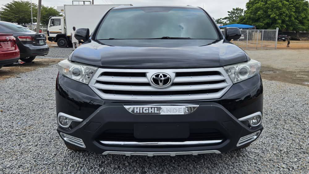 
								Extremely clean foreign used 2013 Toyota Highlander with 2026 duty limited full option going for just 20M only  location📍 Abuja deal 🤝 Car with me full									