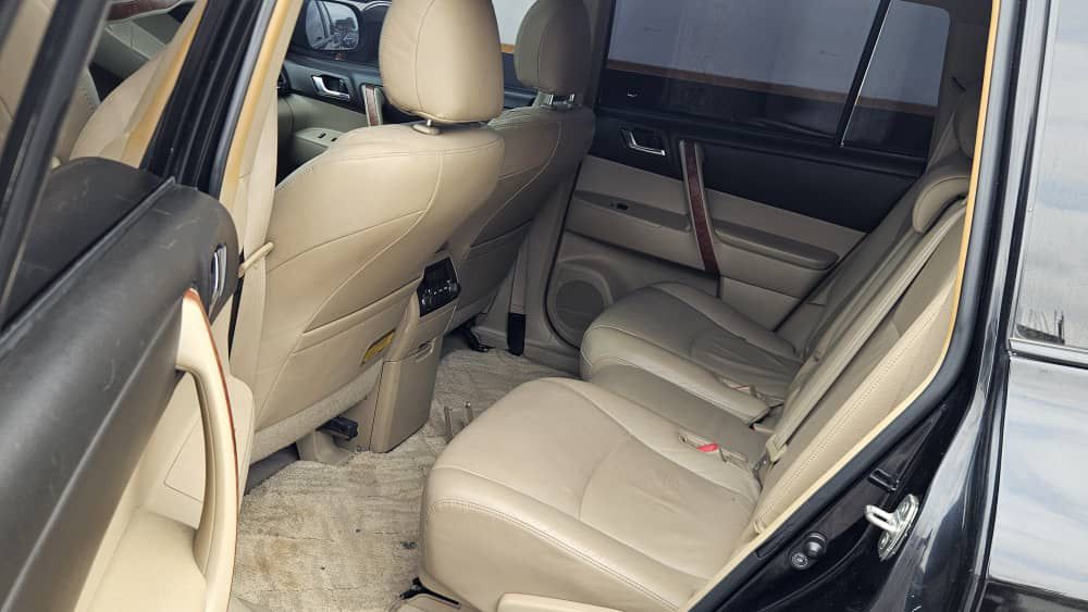
								Extremely clean foreign used 2013 Toyota Highlander with 2026 duty limited full option going for just 20M only  location📍 Abuja deal 🤝 Car with me full									