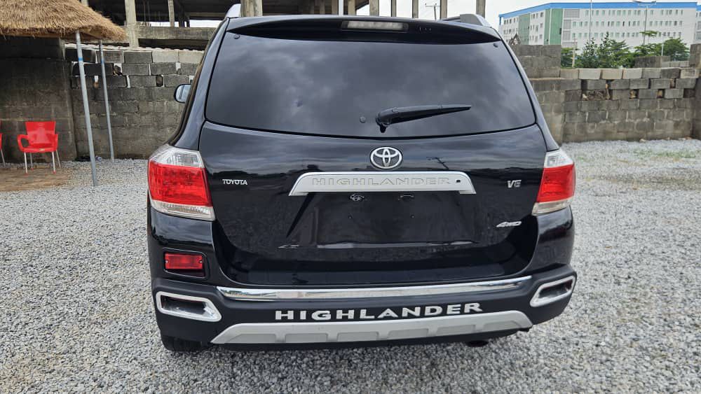 
								Extremely clean foreign used 2013 Toyota Highlander with 2026 duty limited full option going for just 20M only  location📍 Abuja deal 🤝 Car with me full									